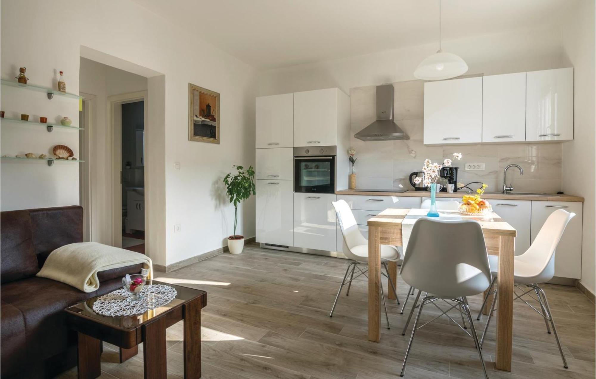 1 Bedroom Gorgeous In Apartment *
